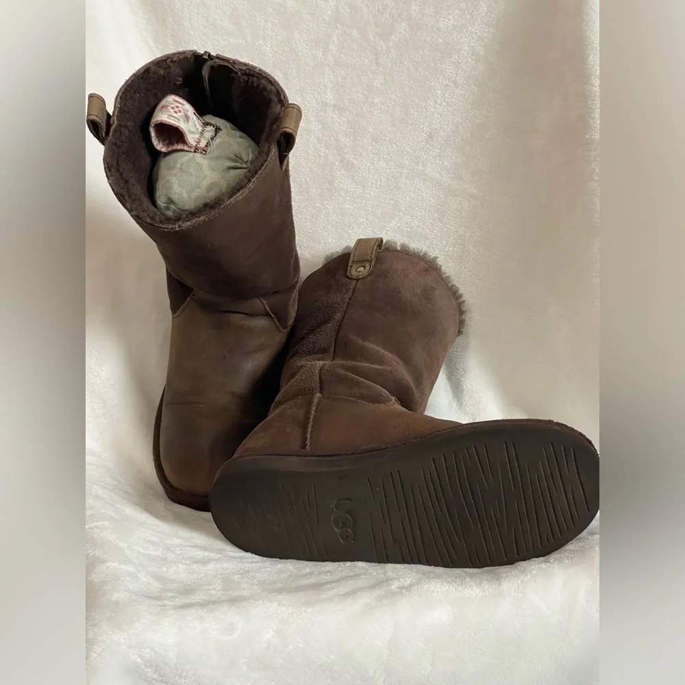 Ugg boots size 5 zip up back brown